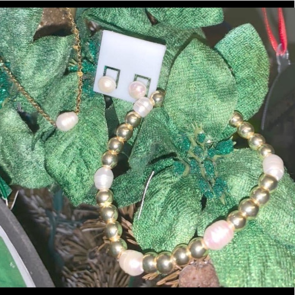 Set earrings, necklace and bracelet